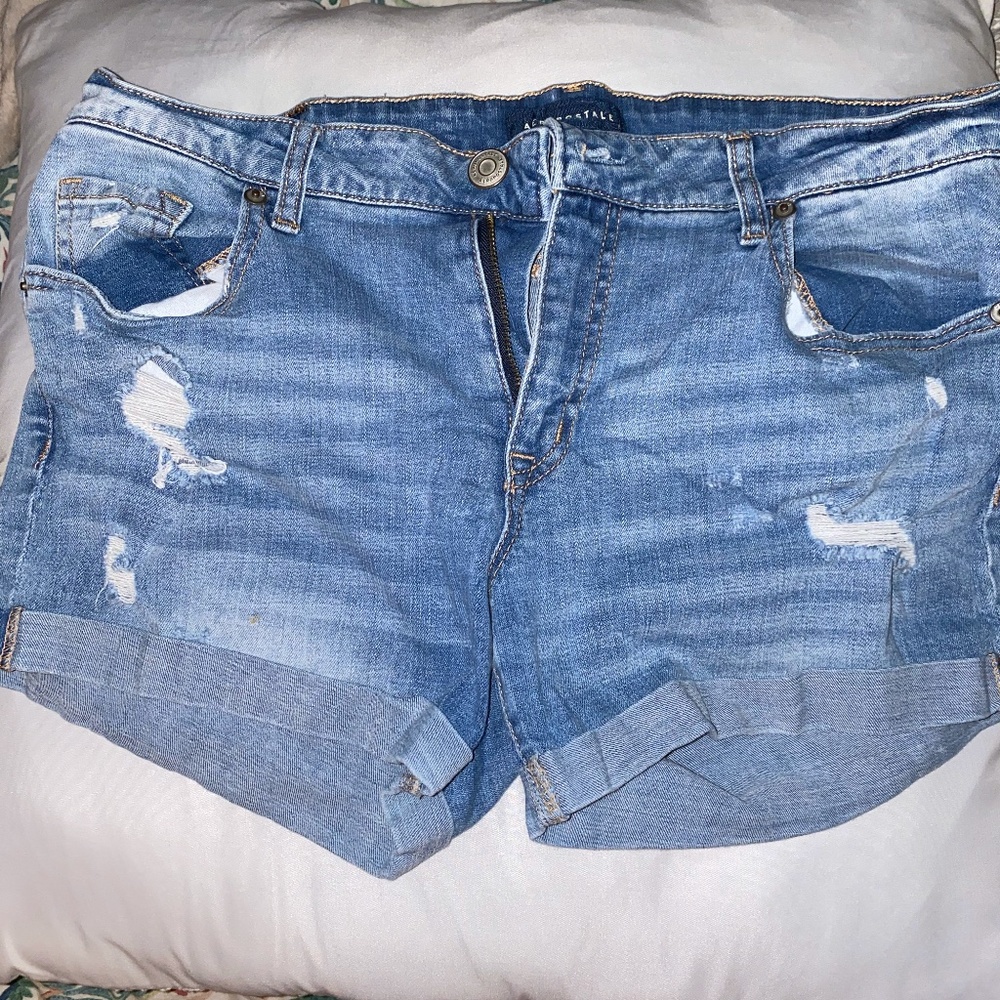 Light wash ripped jean shorts
